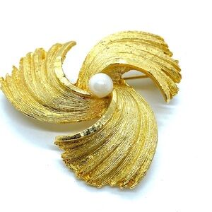 BSK Gold Tone Vintage Brooch With Faux Pearl